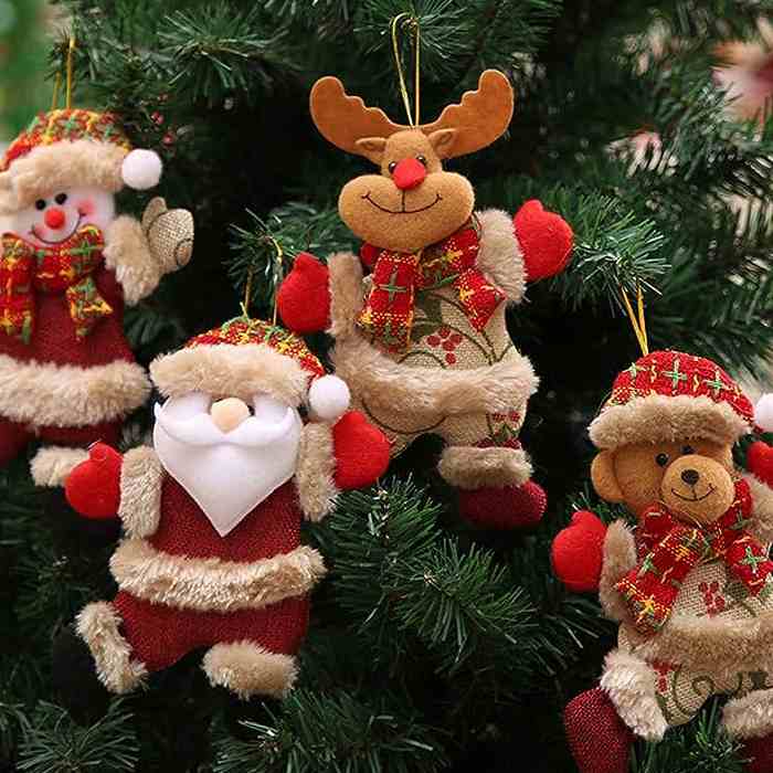 تزیین درخت کریسمس با عروسک پارچه‌ای 
